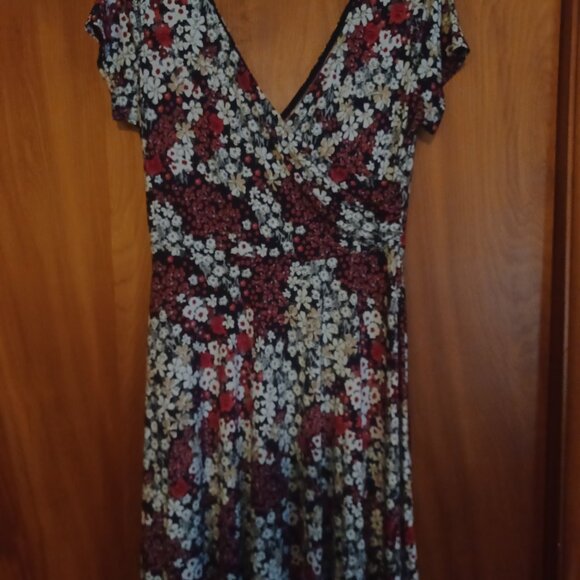 Floral Dress, Large, never worn - Picture 4 of 8